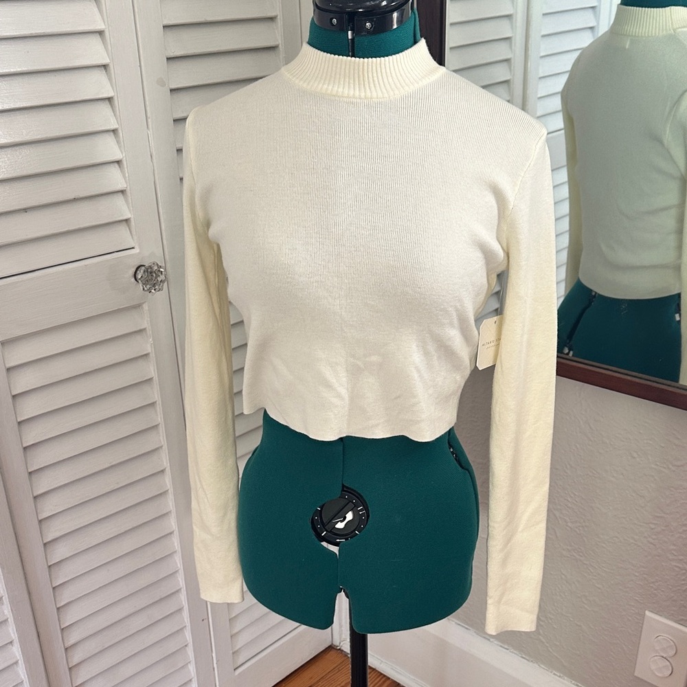 Elegant Ivory Women's Cropped Sweater